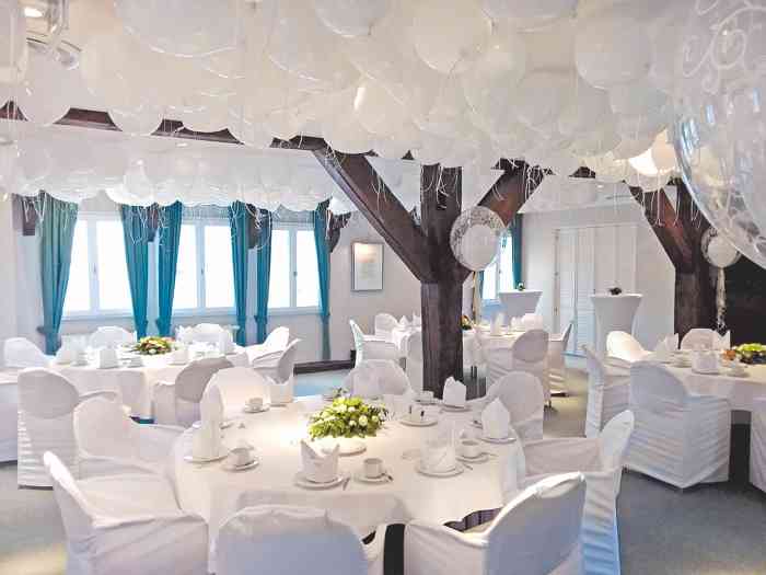 Weiße Luftballons unter der Decke des Hochzeitssaals von Plambeck & Luftballonwelt.de
