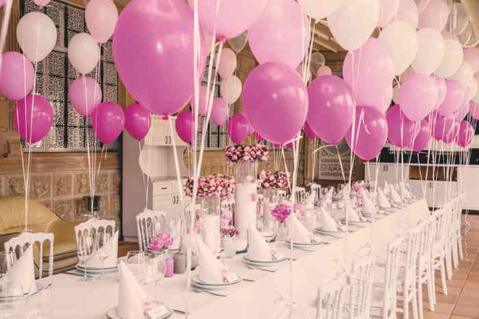 Luftballons  schweben über der Hochzeitstafel in drei verschiedenen Rosatönen - dekoriert von Plambecks Dekoservice.