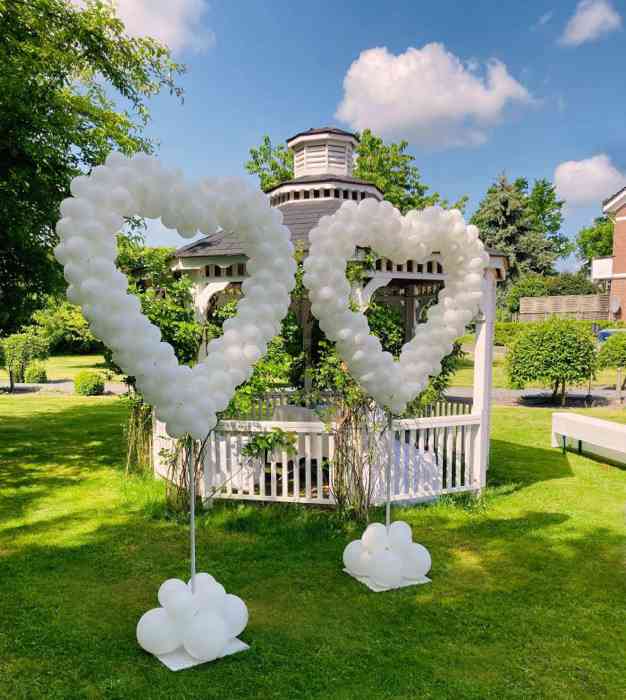Ein Traum: eine Hochzeit im Garten bei wunderbarem Sommerwetter. Bei der freien Trauung kommen die freistehenden Ballonherzen am Pavillon zum Einsatz. Anschließend können die Herzen als Dekoration in den Festsaal wandern.