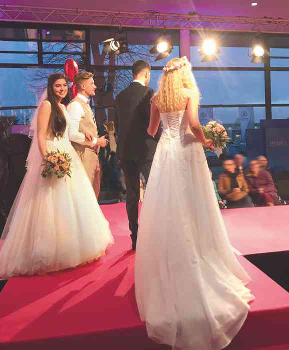 Brautkleid Herrenanzug Lueneburg Dirk Lang Hochzeitsausstatter und Massatelier Modenschau Brautkleid Tailliert mit Schleppe Anzug dunkelgrau