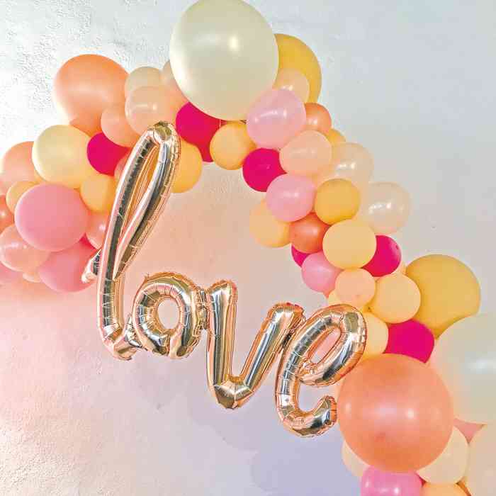 In verschiedenen Rottönen gehaltener Bogen mit Ballons im Organic Style zur Verlobung oder zur Hochzeit von candy & balloon aus Hamburg