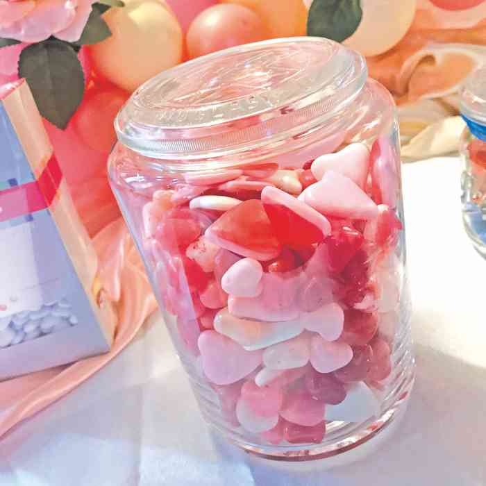 Glas mit Weingummiherzen für die Hochzeit von Candy and Balloon.