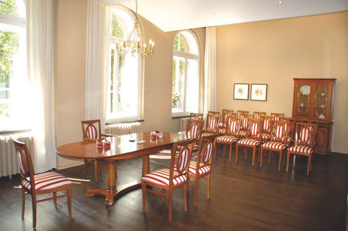 Der Trauraum 1 im Rathaus Hamburg Harburg ist 48 qm groß und bietet Platz für 40 Personen und das Hochzeitspaar.