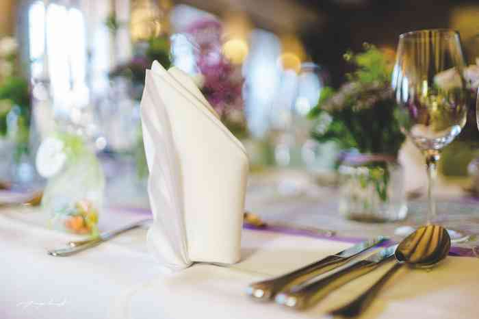Ein sch&ouml;n eingedeckter Hochzeitstisch bei Maack-Kramer`s Landgasthof.