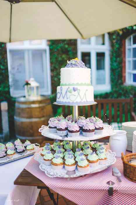 Zauberhafte Hochzeits-Cupcakes auf der Terrasse von Maack-Kramer`s Landgasthof.