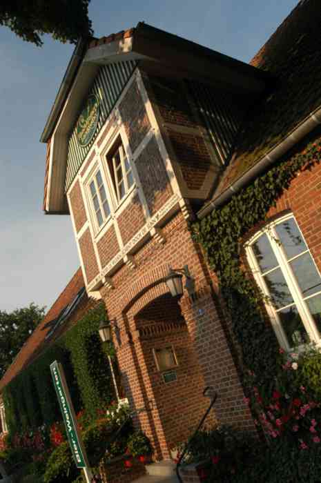 Maack-Kramers Landgasthof Eingang im Sonnenschein