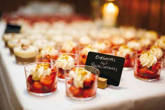 Erdbeeren mit Pinienkernern