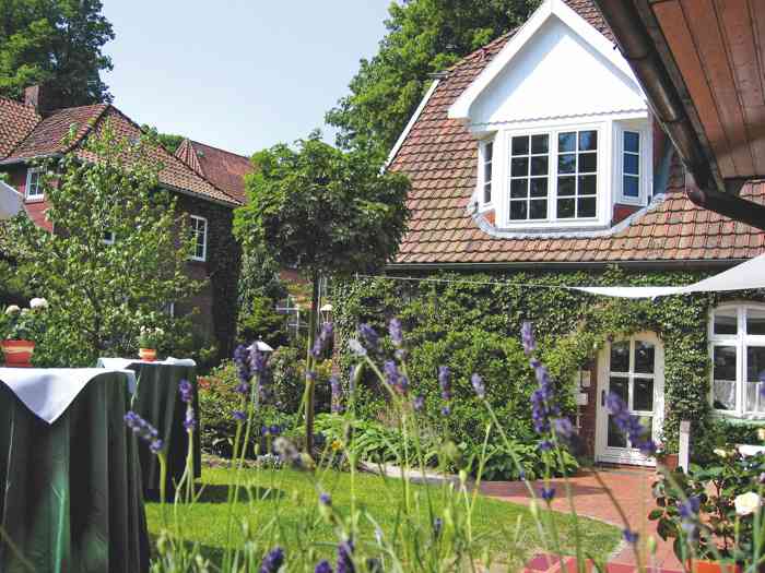 Garten und Terasse mit Stehtischen.