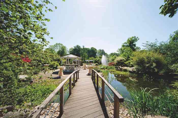 Vor der Hochzeit kann im Garten eine ausgelassene Polterparty gefeiert werden. Garten mit Brücke und See der Location Schloss Tremsbüttel.
