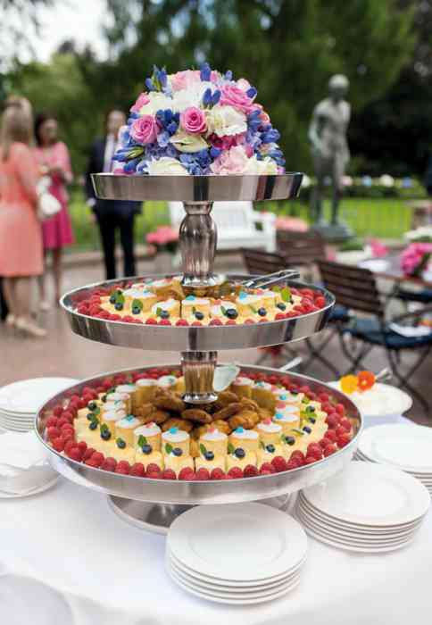 Eine Hochzeitsfeier verlangt nach einem abwechselungsreichen Ablauf. Im wunderschönen Garten kann das Hochzeitspaar zu Kaffee und Hochzeitstorte oder zum Sektempfang laden. Hochzeitstorte im Garten des Hotel Schloss Tremsbüttel.