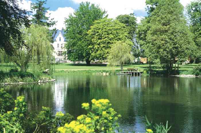 Im Schlosspark mit romantischen See können wunderschöne Hochzeitsfotos entstehen. Schlosspark mit romantischen See.