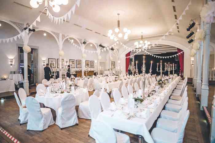 Zollenspieker Fährhaus Festsaal für Hochzeit eingedeckt