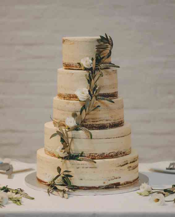 Paare können eine traumhafte und romantische Hochzeit in der Hochzeitslocation zur Heidschnucke feiern.