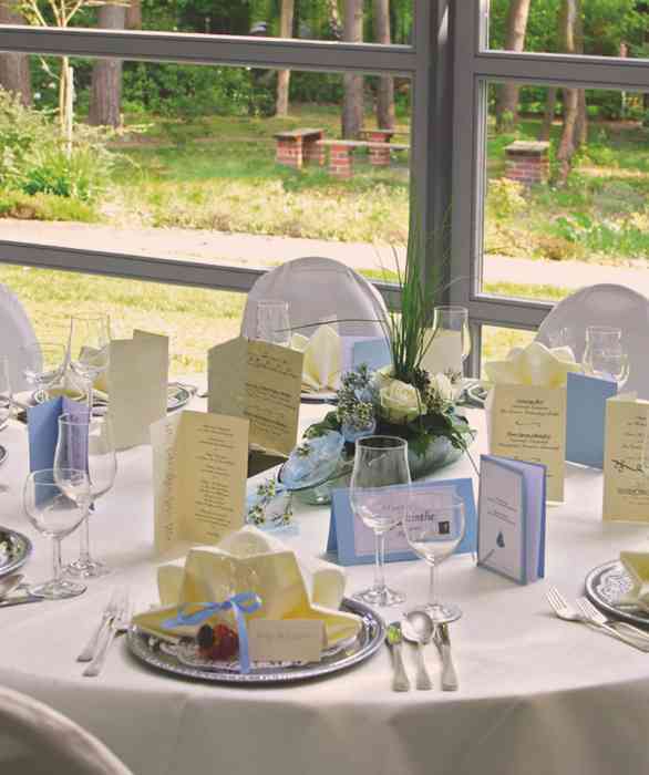 Paare können eine traumhafte und romantische Hochzeit in der Hochzeitslocation zur Heidschnucke feiern.