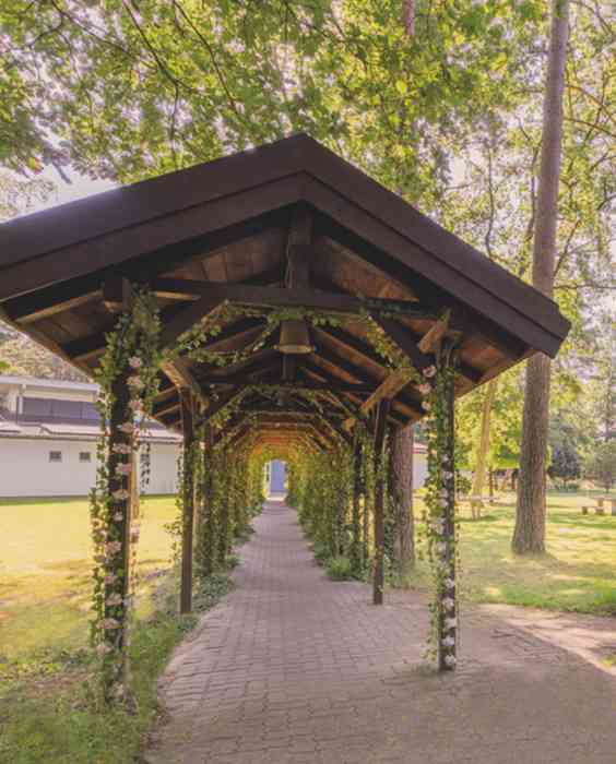 Paare können eine traumhafte und romantische Hochzeit in der Hochzeitslocation zur Heidschnucke feiern.