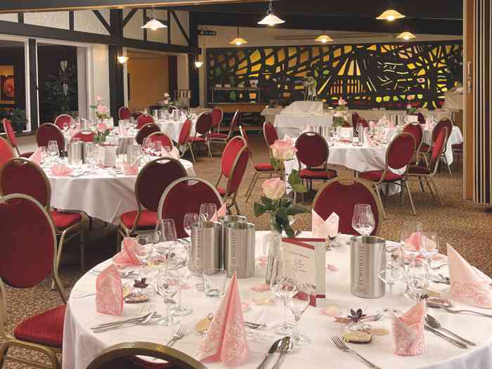 Die Hochzeitslocation Superior Hotel Cordes mit der beim Hotel direkt buchbaren Tischdekoration.