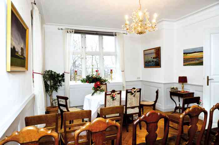 Zusätzlich zum Trauzimmer im Amtsgebäude Süderbrarup ist eine Außentraustelle im Salon des Gutes Lindauhof eingerichtet worden.