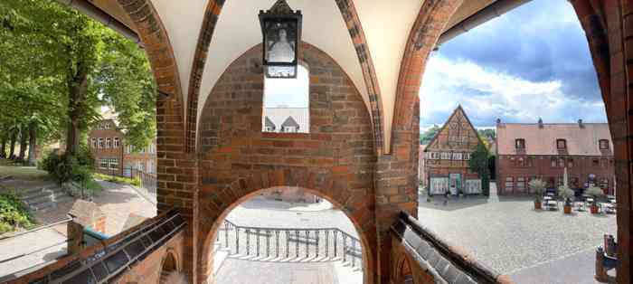 Ausblick vom Eingang Rathauses Mölln über den Markt und die historischen Fachwerkhäuser.