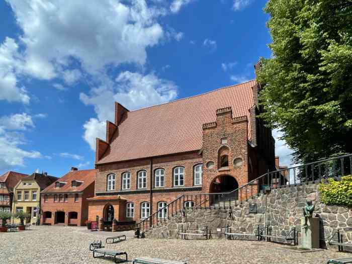 Das Historische Rathaus Mölln mit dem berühmten Eulenspiegelbrunnen.