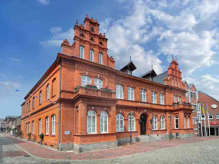 Standesamt Heiligenhafen befindet sich im Rathaus am Marktplatz, 15 Gehminuten vom Strand entfernt.