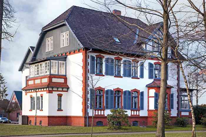 Das Rathaus Hohenlockstedt mit Trauraum im Erdgeschoss. Das ehemaligen Komandantenhaus liegt in einer sehr schönen kleinen Grünanlage.