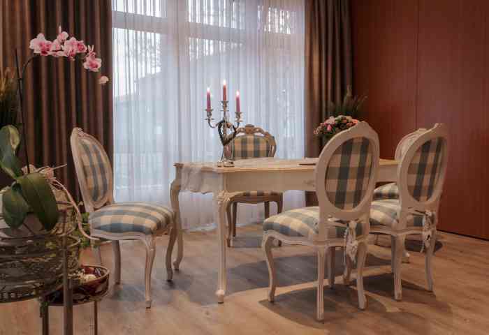 Das romantisch eingerichtete Trauzimmer des Standesamtes Preetz-Land bietet Platz für ca. 25 Gäste.
