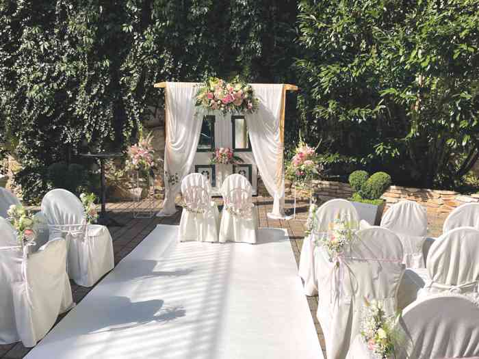 Auf der Terrasse kann für Hochzeitspaare eine freie Trauung arrangiert werden.