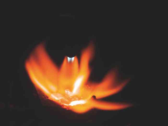 Flamme und schmelzendes Gold während des Trauringkurs der Golschschmiede Schütt