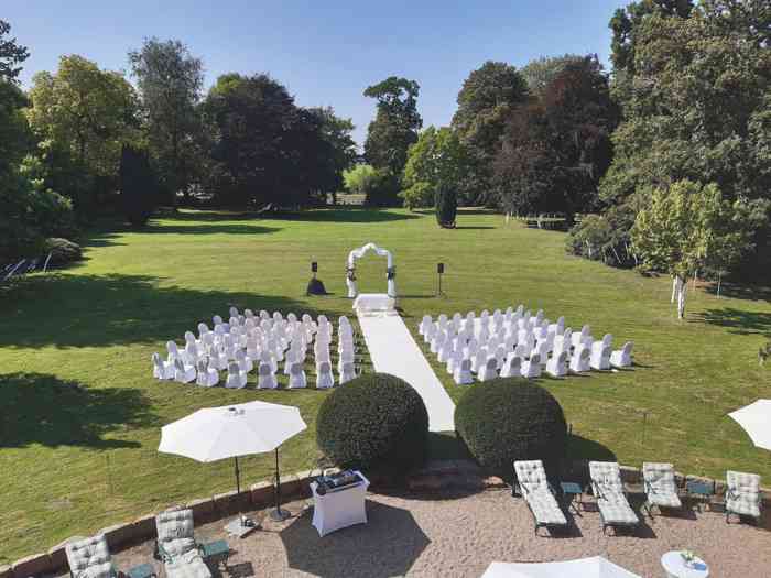 Der wunderschöne große Park der Hochzeitslocation Herrenhaus Borghorst für die standesamtliche oder freie Trauzeremonie.