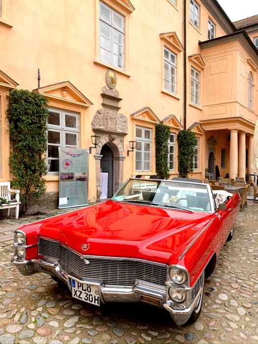 Rotes Cadillac Cabriolet im Schlosshof Eutin