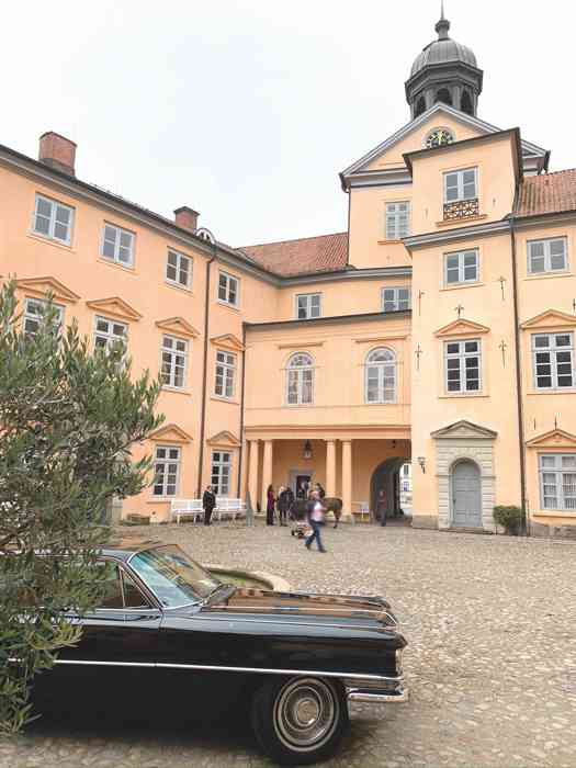 Schwarzer Cadillac im Schlosshof Eutin