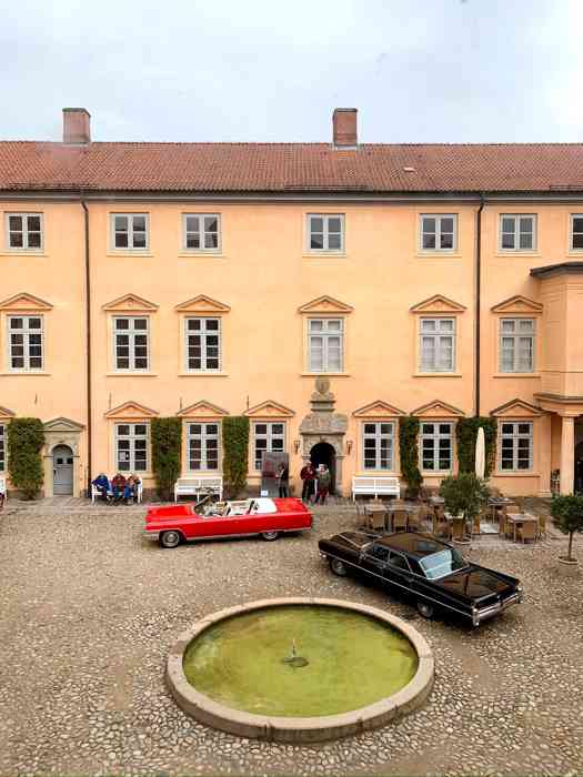 Rotes und schwarzes Cadillac Cabriolet im Schlosshof Eutin
