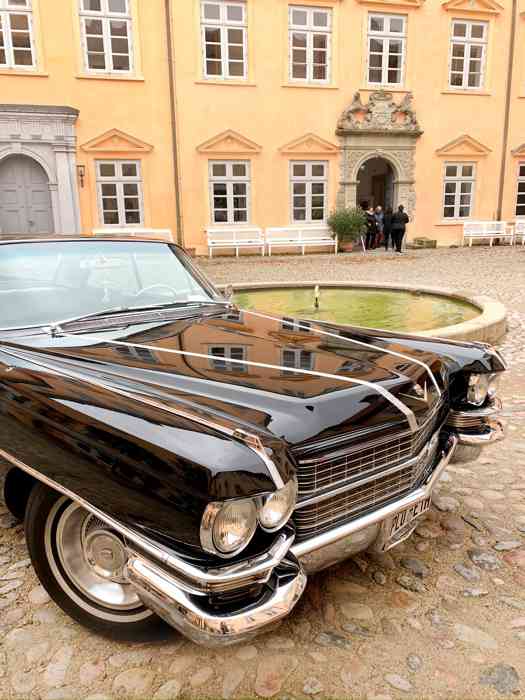 Schwarzes Cadillac Baujahr 1957 im Schlosshof Eutin.