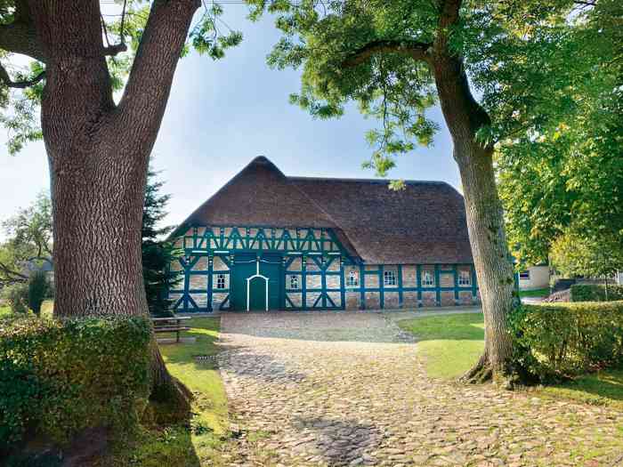 Das Ohlsenhaus wurde zu einem denkmalgeschützten Dorfgemeinschaftshaus ausgebaut und verfügt über ein Reetdach und ein prächtiges Fachwerk. Hier Traut das Standesamt Kropp-Stapelholm. Olsenhaus Trauort Standesamt Kropp-Stapelholm.