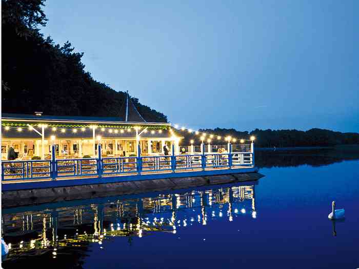 Ringhotel Bokel-Mühle am See bei Nacht festlich beleuchtet