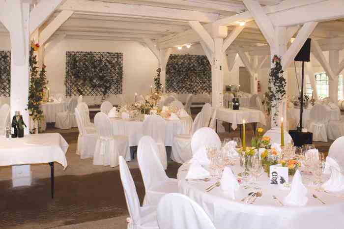 Hochzeitspaare Feiern ihren schönsten Tag als rustikale Bauernhochzeit im historischen Kuhhauses des Gutes Emkendorf. 