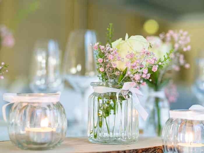 Zauberhafte Tischdekoration der Hochzeitslocation Ringhotel Birke mit zartem Schleierkraut