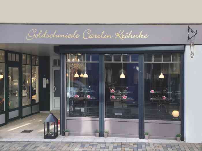 In der Goldschmiede Carolin Kröhnke in Husum finden Hochzeitspaare die passenden Trrauringe.