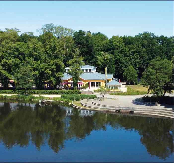 Hochzeitslocation Leuchtturm im Harburger Stadtpark am Aussenmühlenteich.