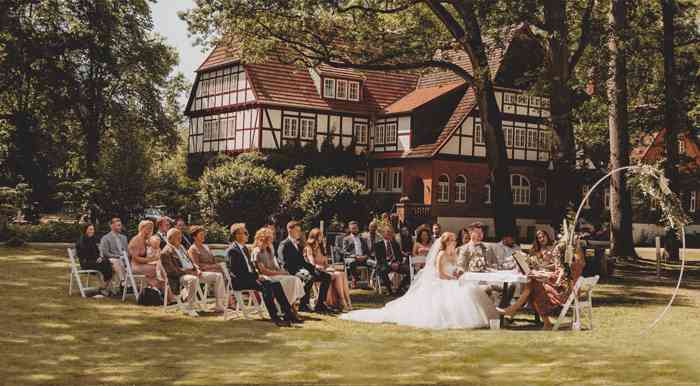 Freie Trauzeremonie im Garten der Hochzeitslocation Gut Bardenhagen.