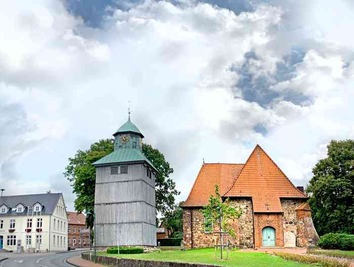Hochzeitskirche St.-Johannis mit dem hölzernen Glockenturn mitten in Visselhövede.