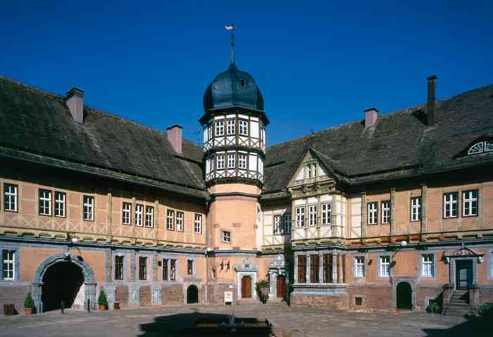 Der Innenhof des Schlosses Bevern mit einem der Treppentürme.
