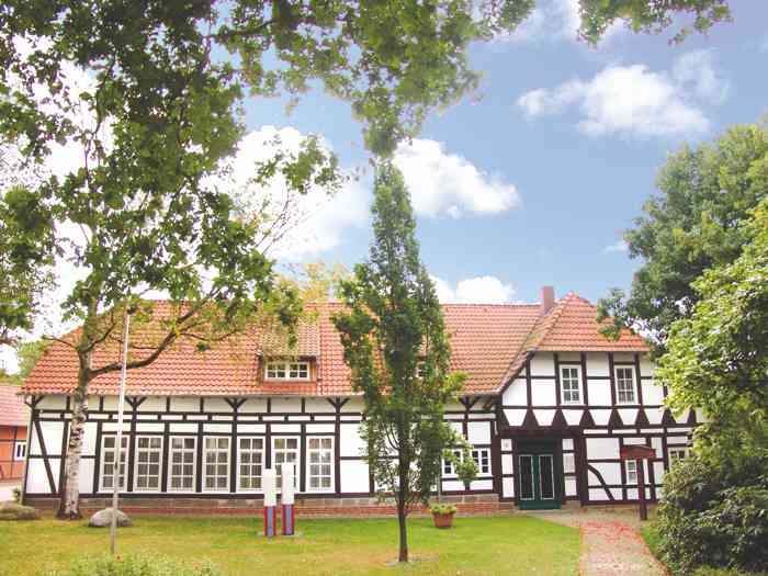 Standesamt Isernhagen Region Hannover Fachwerkgebäude und Garten.