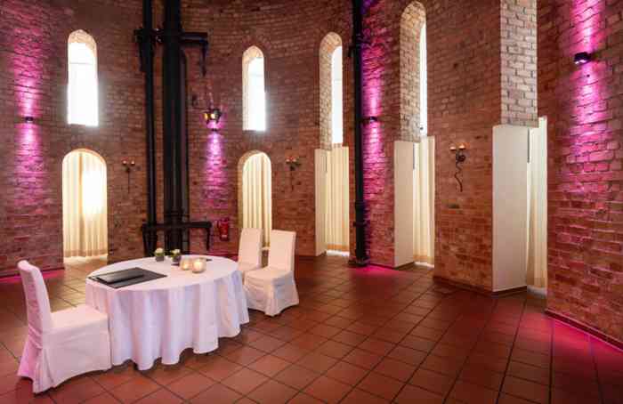Auf der Ebene 2 im Wasserturm Lüneburg können sich Hochzeitspaare auch mit einer großen Hochzeitsgesellschaft trauen lassen. 