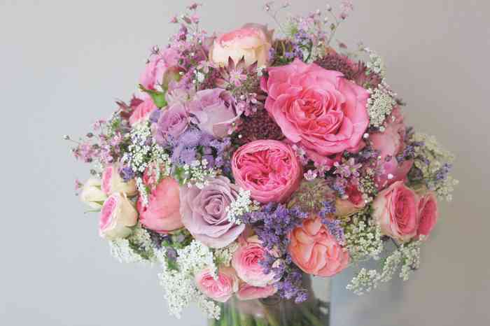 Großer Brautstrauß mit roséfarbenen Rosen und Schleierkraut.