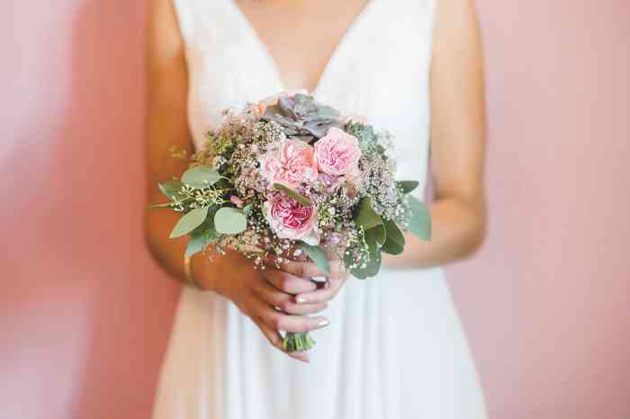 Brautstrauß mit Schleierkraut, Eukalyptus, Sukkulenten und Rosen.
