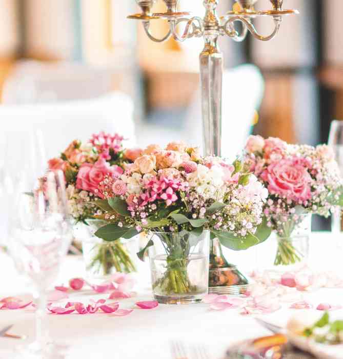 Sommerliche, florale Tischdekoration