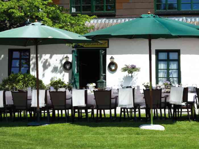 Margaretenhof Landhausrestaurant gedeckter Tisch im Garten