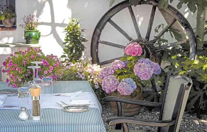 Margaretenhof Landhausrestaurant gedeckter Tisch Terrasse.