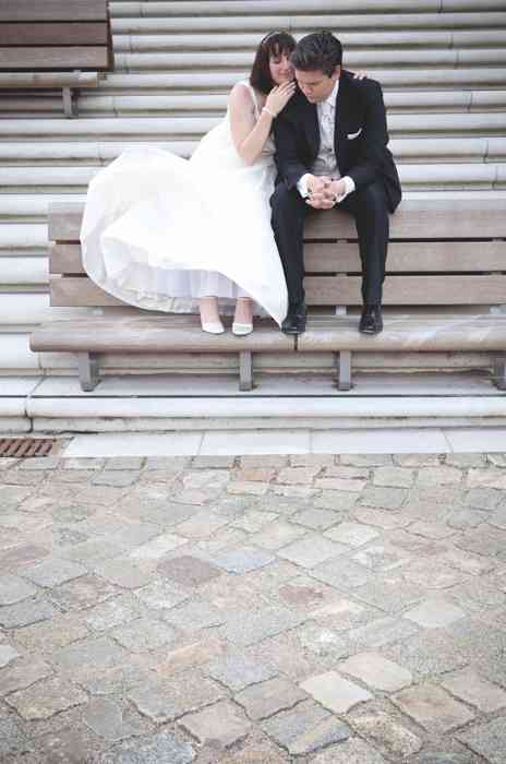 Hochzeitsfotografie in der Hamburger Speicherstadt. Hochzeitspaar sitzt auf einer Treppe.